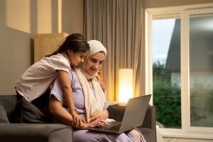 imageye imgi 3 side view mother girl with laptop 23 2149887080