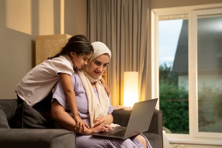 imageye imgi 3 side view mother girl with laptop 23 2149887080